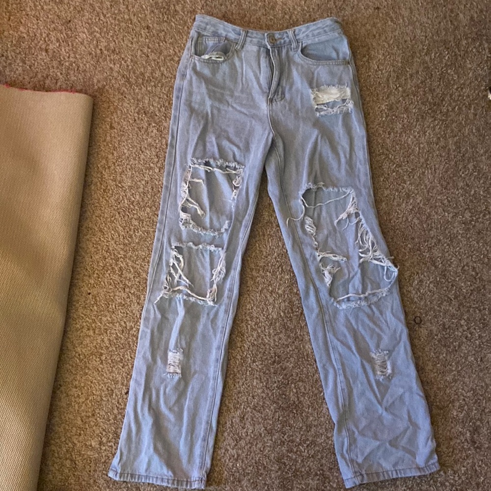 SHEIN Ripped baggy jeans.